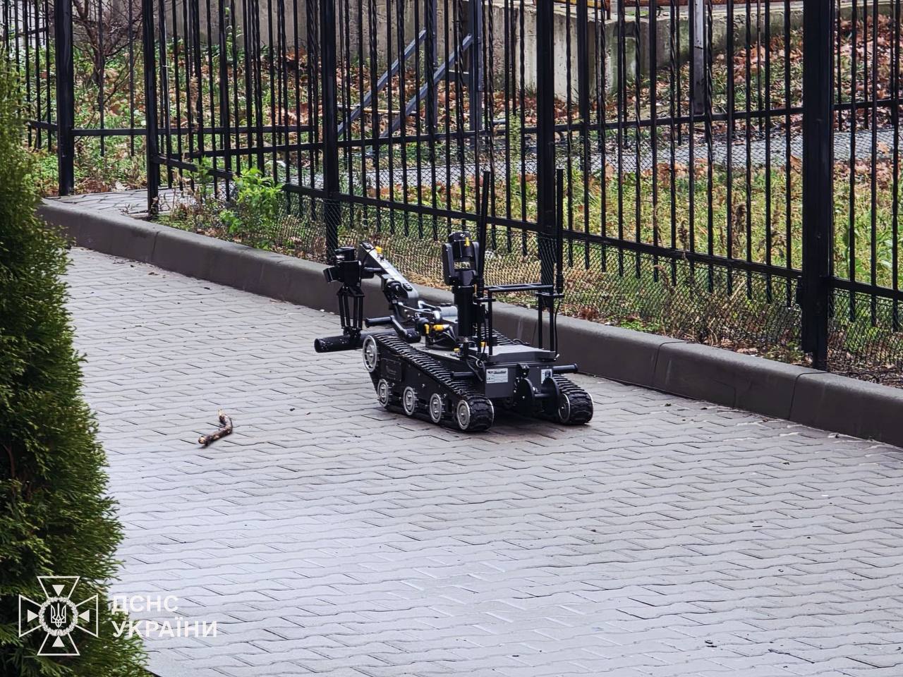 Рятувальники провели операцію з розмінування багатоповерхівки у Вишгороді після ворожої атаки